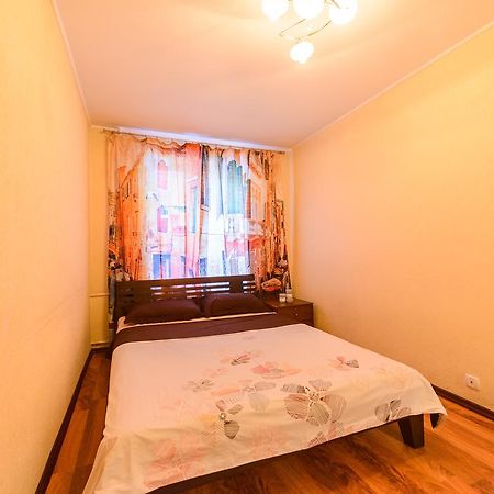 Apartment On Hryhoriia Chuprynky Kiev Bagian luar foto