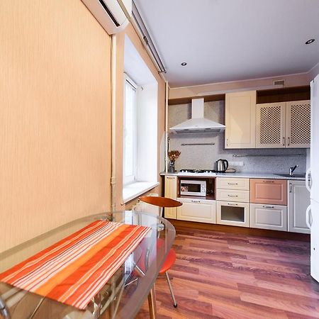 Apartment On Hryhoriia Chuprynky Kiev Bagian luar foto