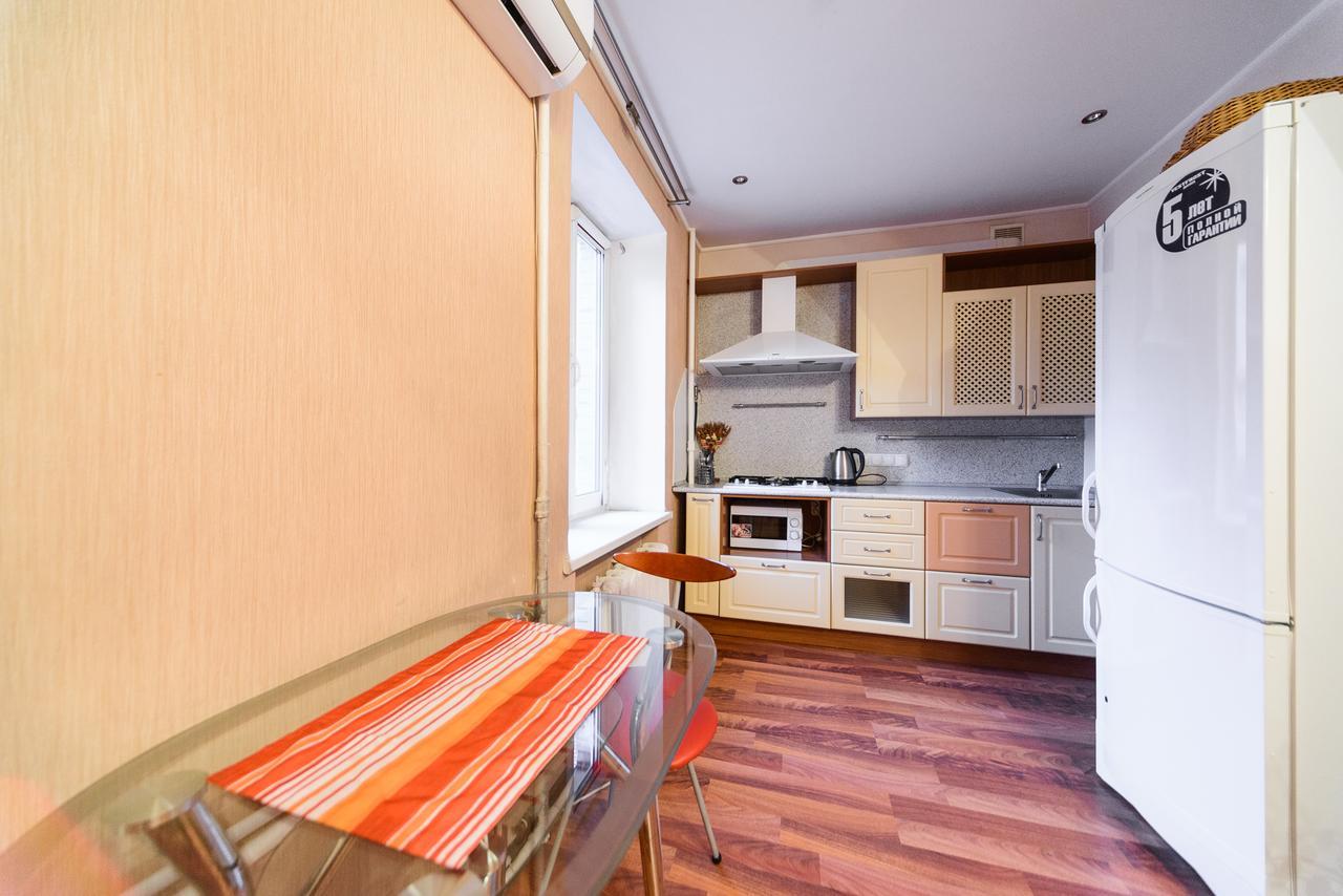 Apartment On Hryhoriia Chuprynky Kiev Bagian luar foto