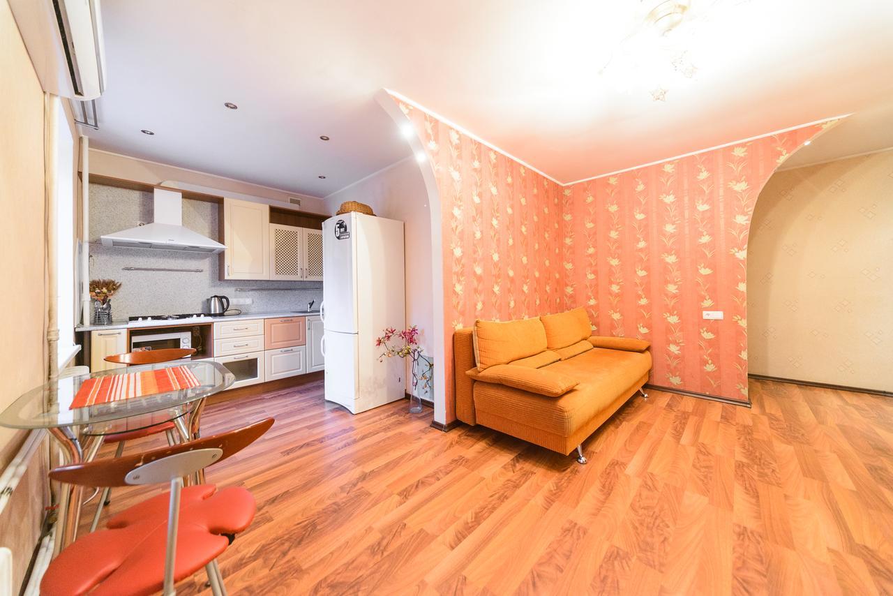 Apartment On Hryhoriia Chuprynky Kiev Bagian luar foto
