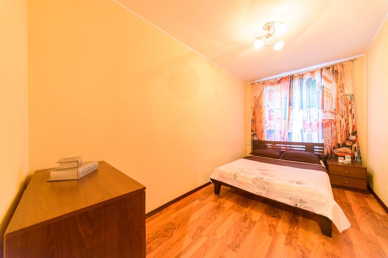 Apartment On Hryhoriia Chuprynky Kiev Bagian luar foto