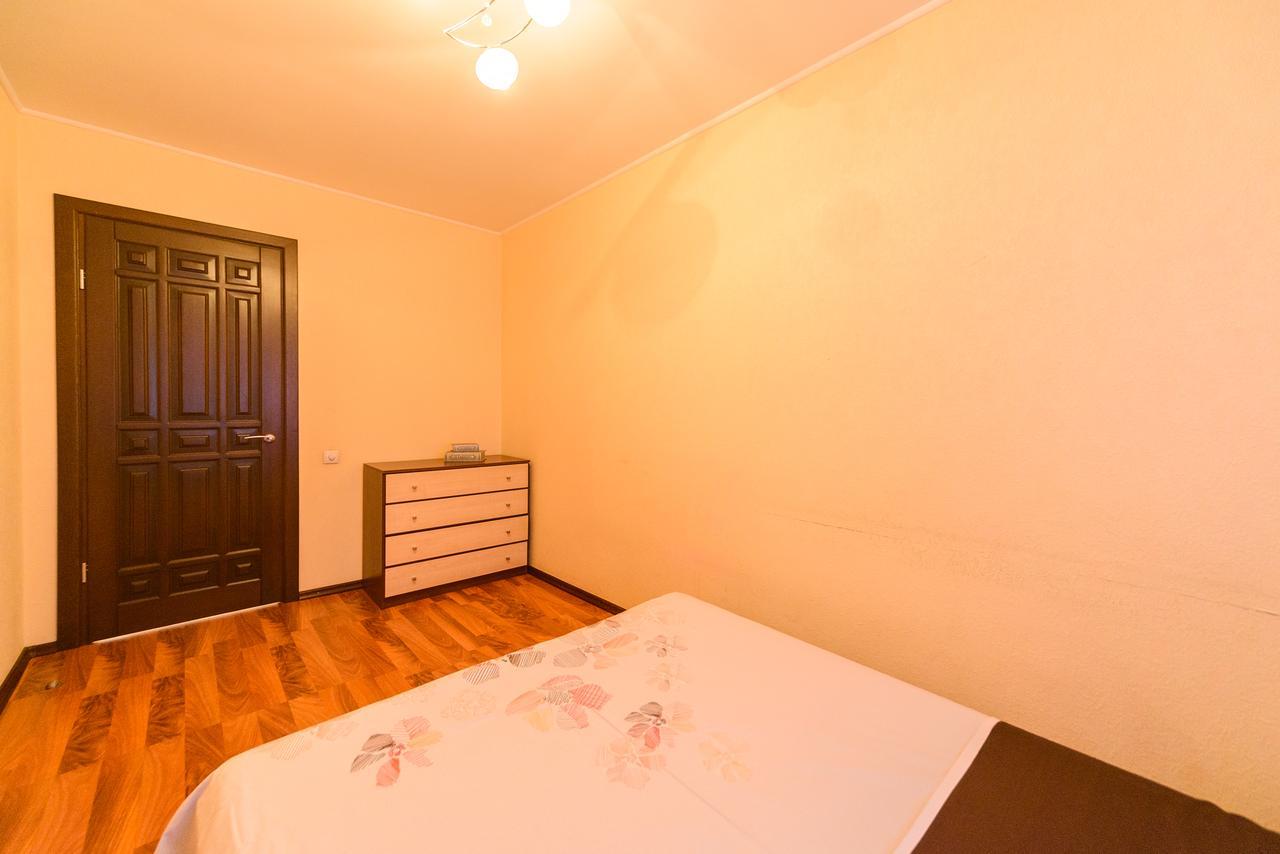 Apartment On Hryhoriia Chuprynky Kiev Bagian luar foto
