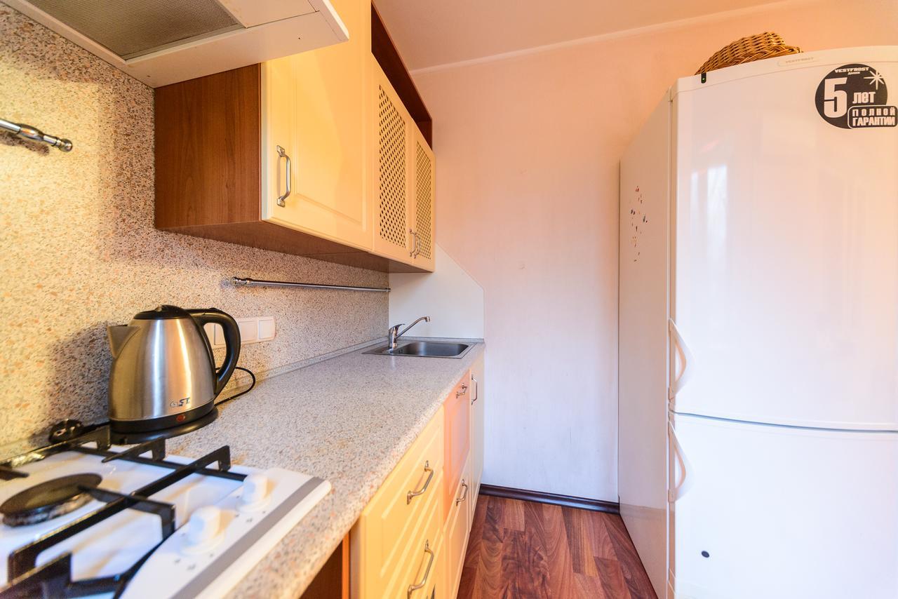 Apartment On Hryhoriia Chuprynky Kiev Bagian luar foto