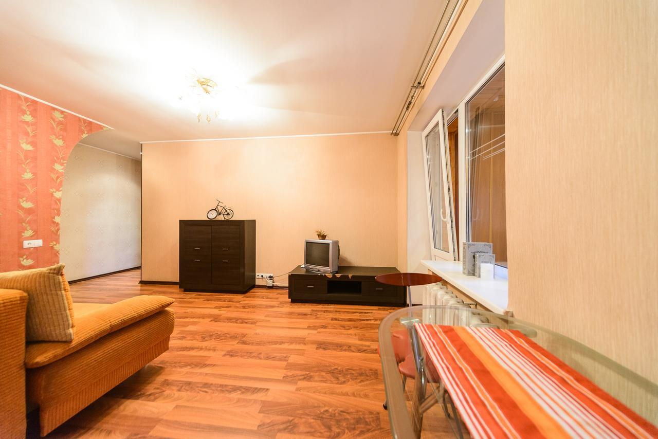 Apartment On Hryhoriia Chuprynky Kiev Bagian luar foto