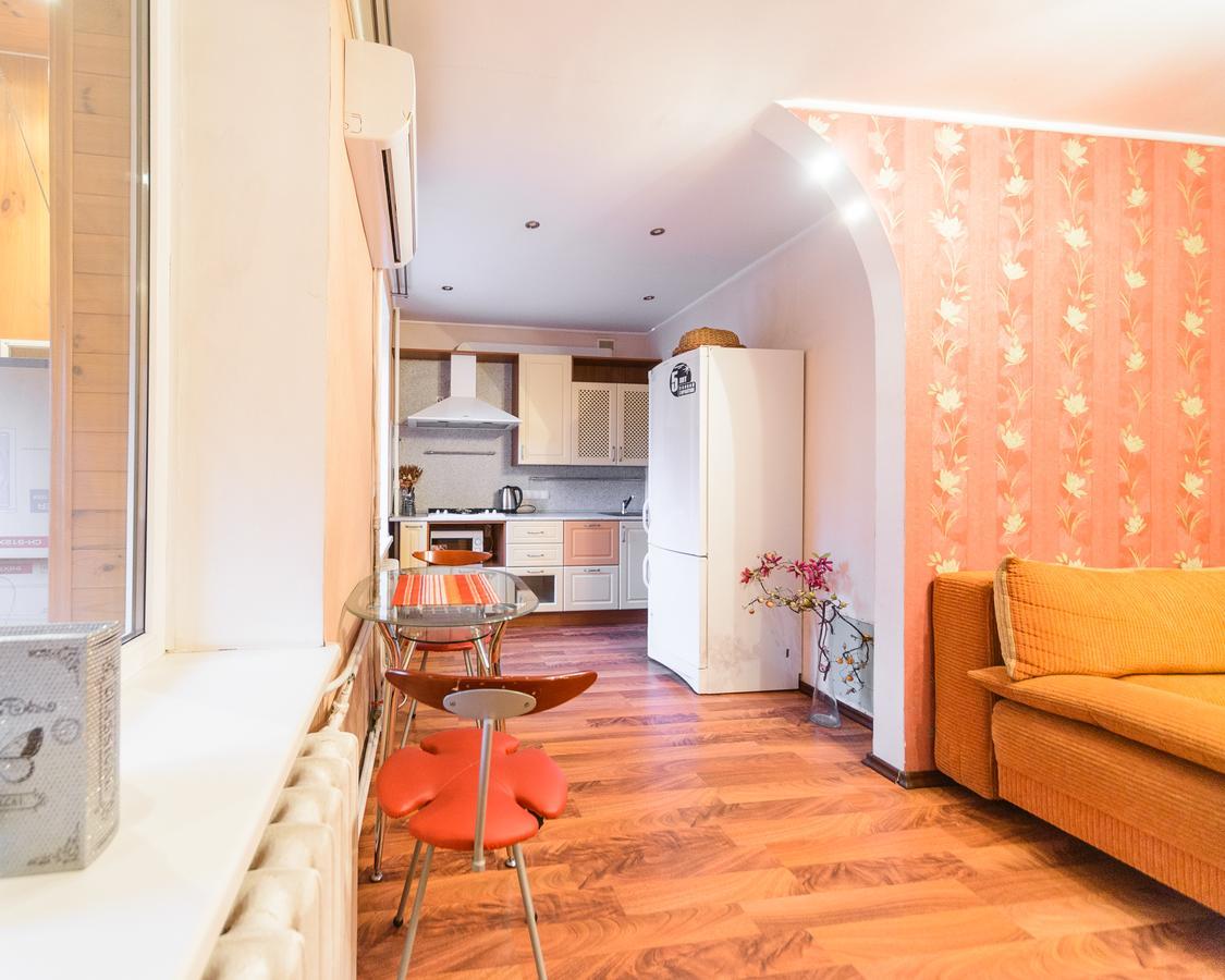Apartment On Hryhoriia Chuprynky Kiev Bagian luar foto