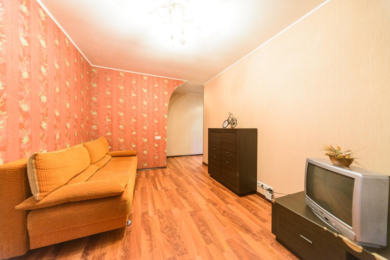 Apartment On Hryhoriia Chuprynky Kiev Bagian luar foto
